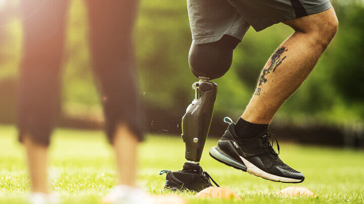 C-Leg 4 protez ile ofis ortamında yürüyen kişi